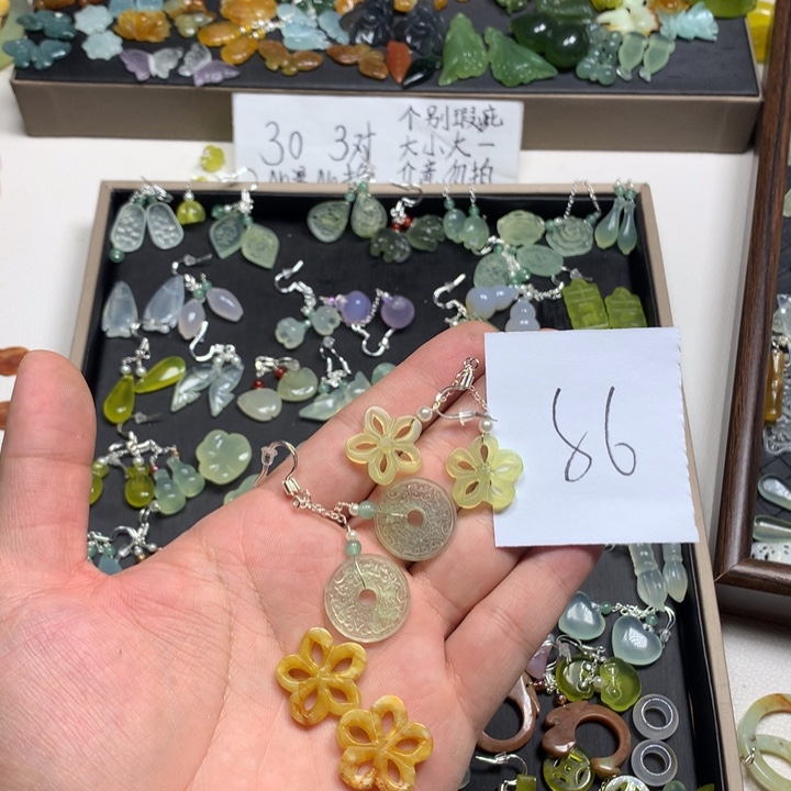 张***忧蛇纹石玉合金耳钉