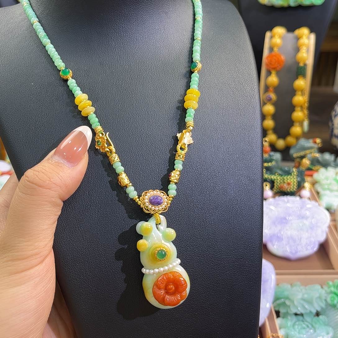 翡翠未镶嵌颈饰葫芦