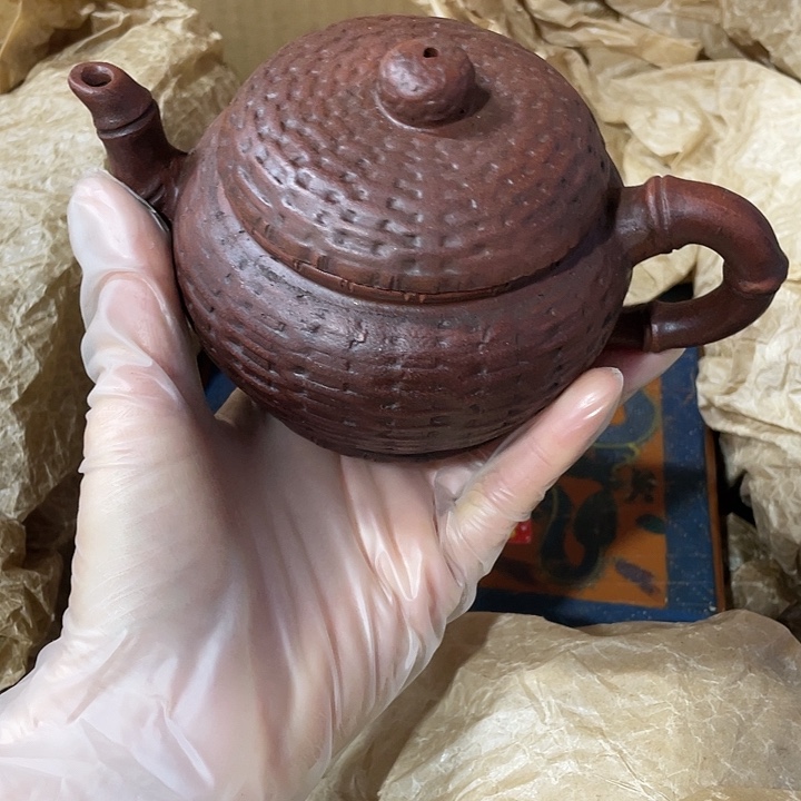 紫砂茶壶原矿泥料，手工制作的一把紫砂壶。