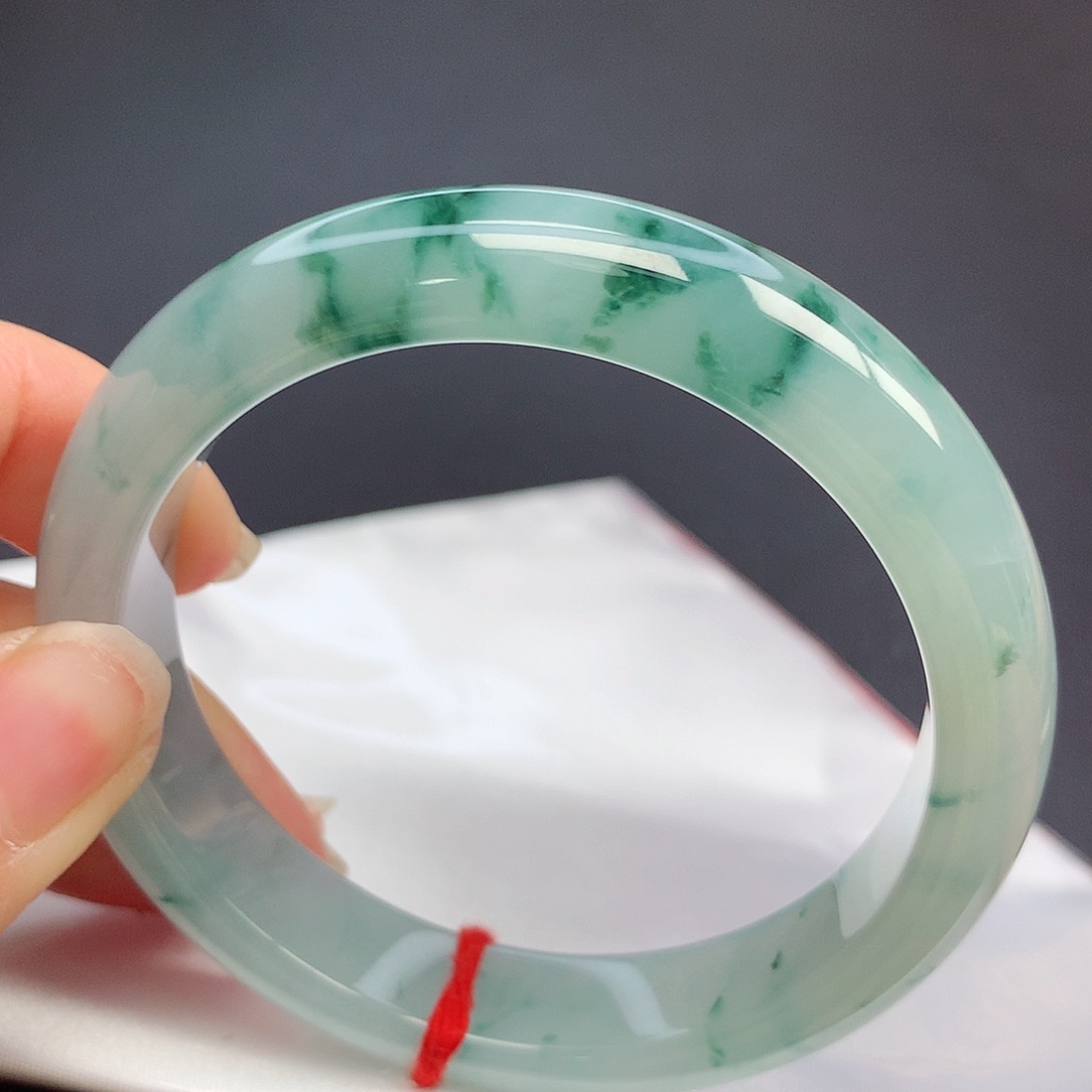 翡翠手镯未镶嵌l n n n n n n n n