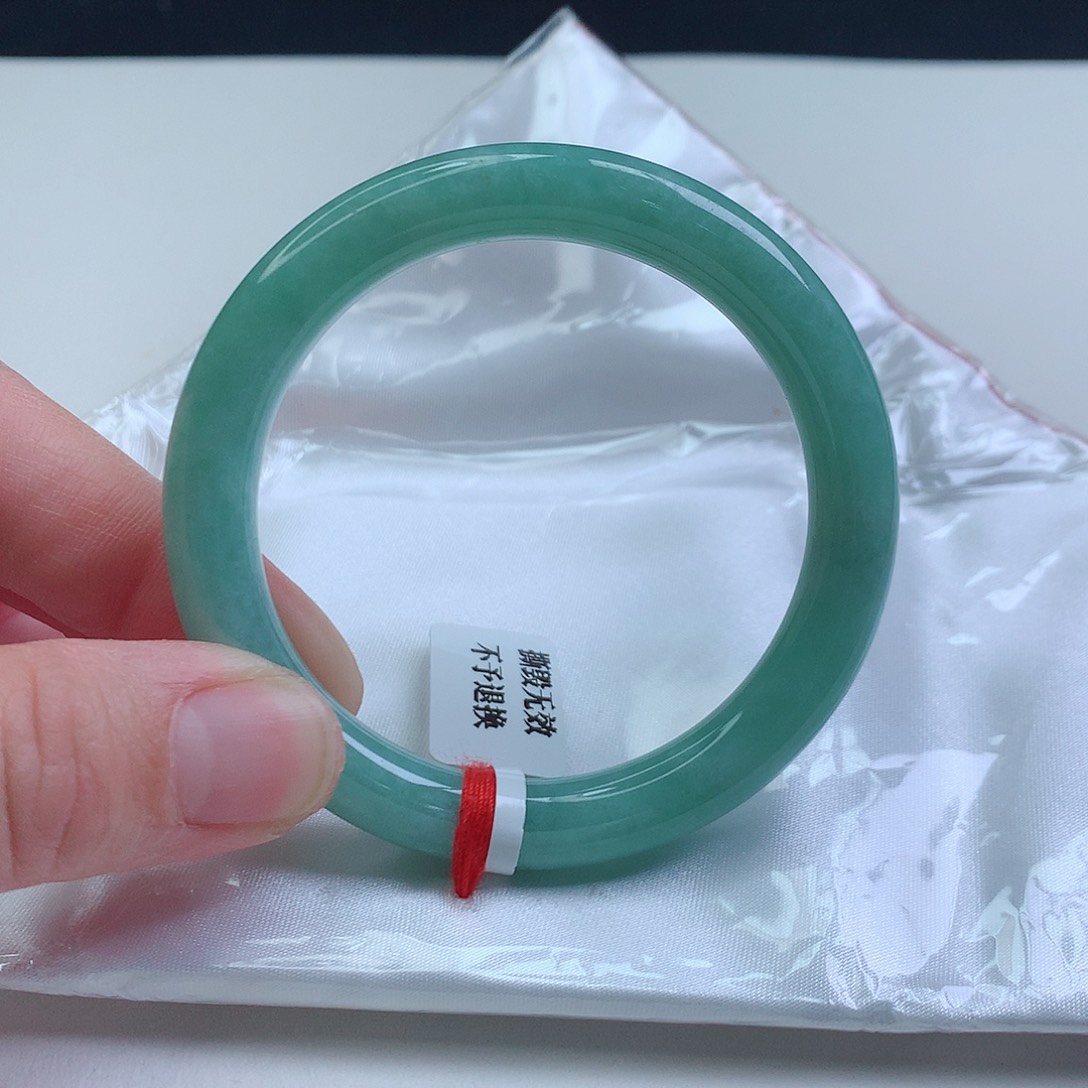 翡翠手镯未镶嵌54圈口满绿圆条手镯