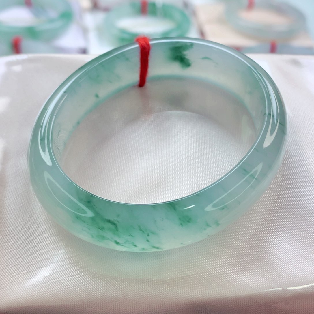 翡翠手镯（贵妃镯）未镶嵌50-51圈小手毕业A