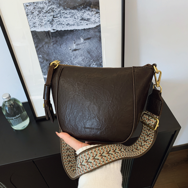 美拉德包包女经典复古风斜跨包简约饺子包轻奢时尚女士小众斜挎包