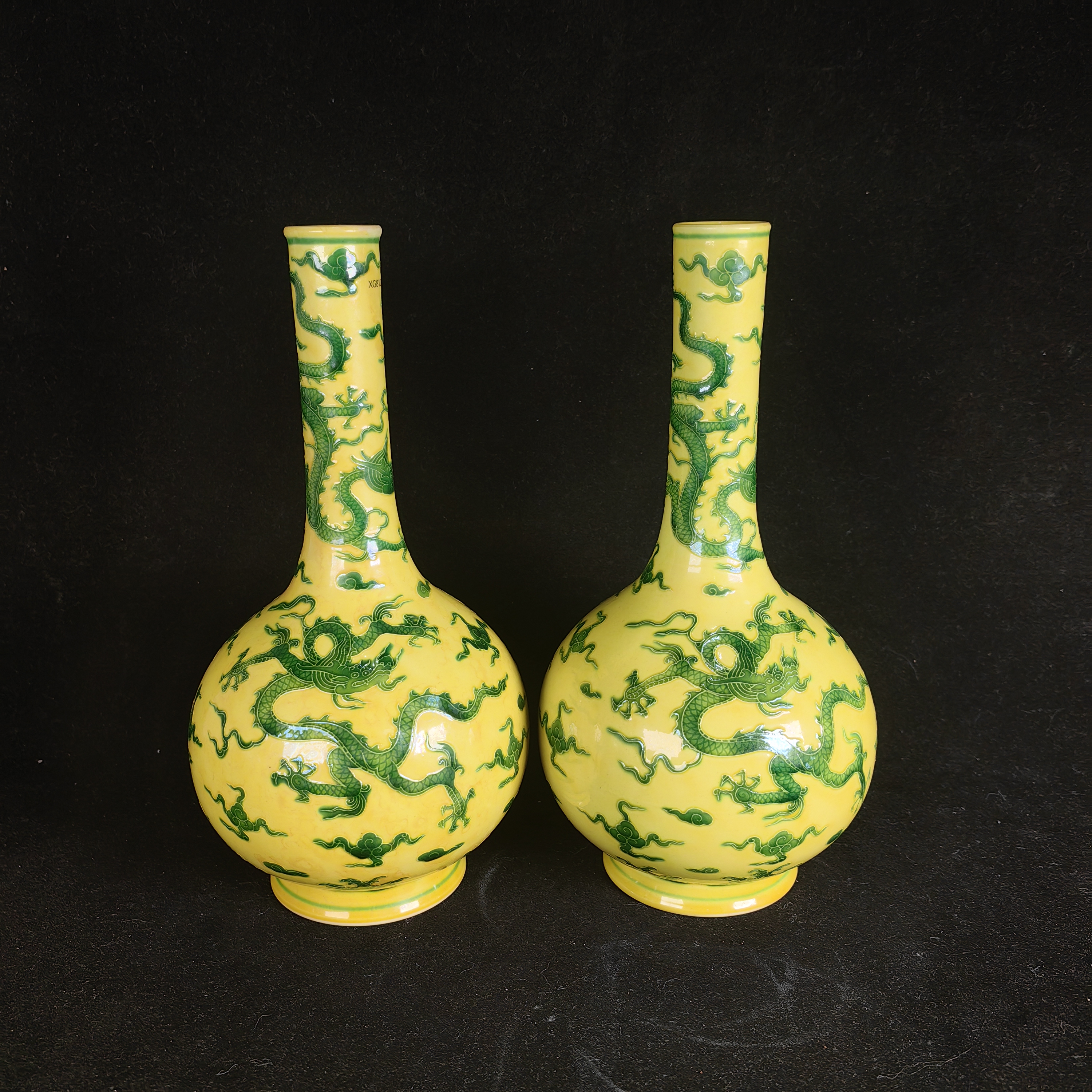 黄地绿彩云龙纹胆瓶一对