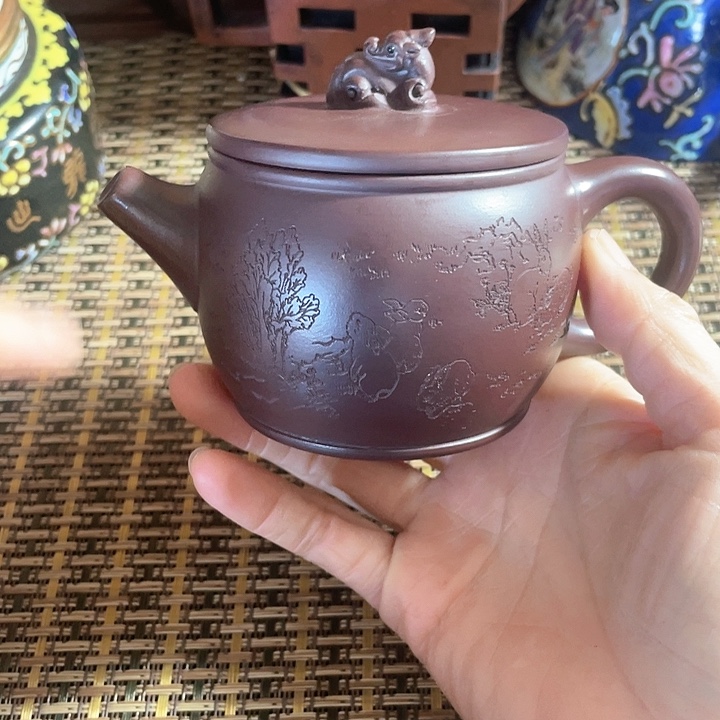 紫砂茶壶原矿泥料手工制作紫砂壶。