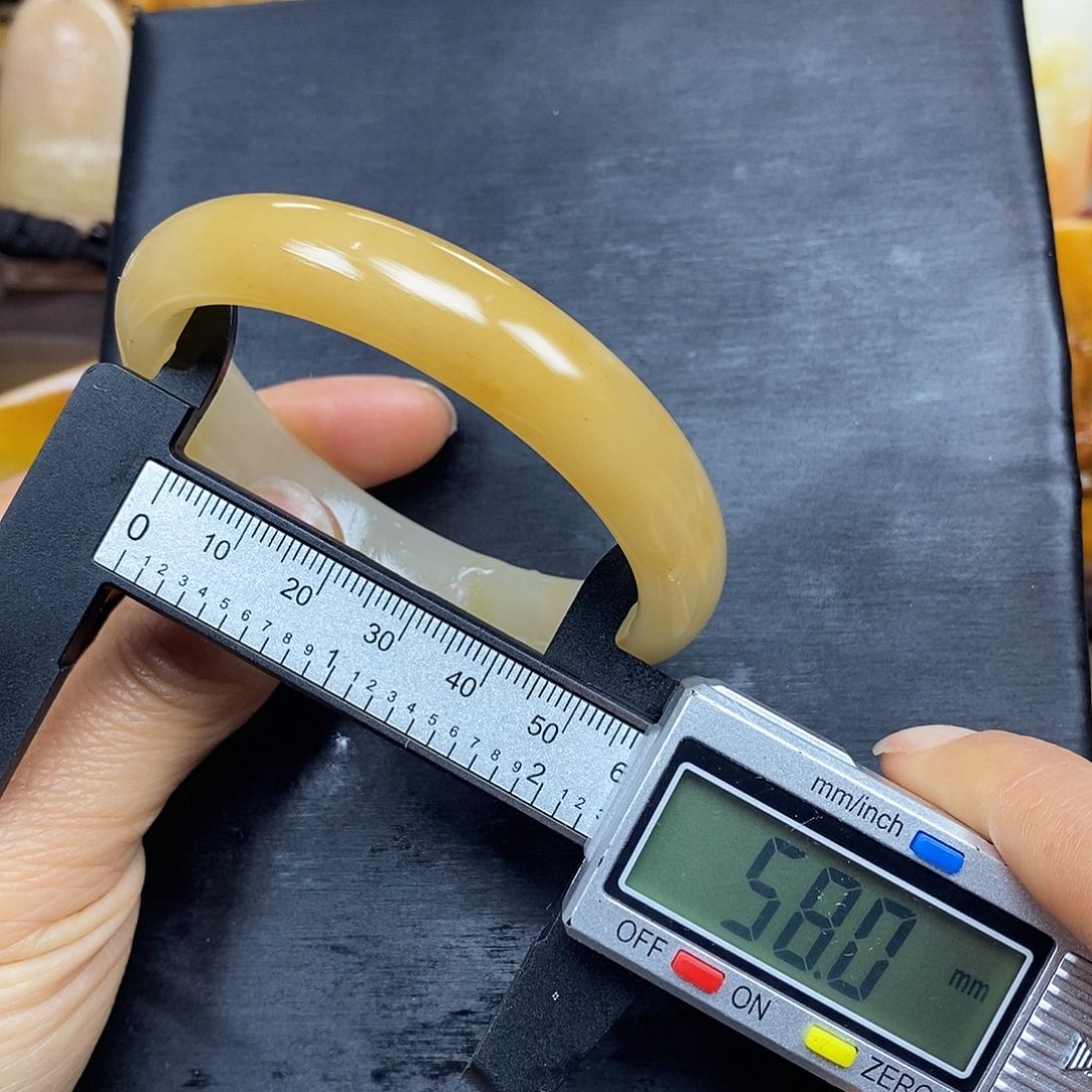 石英质玉（黄龙玉）颈饰未镶嵌