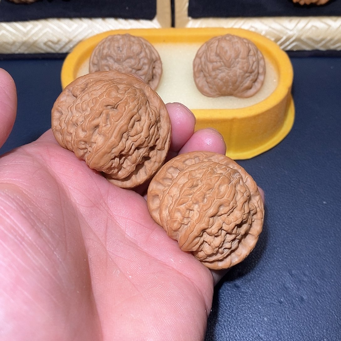 文玩核桃把件劾白狮子
