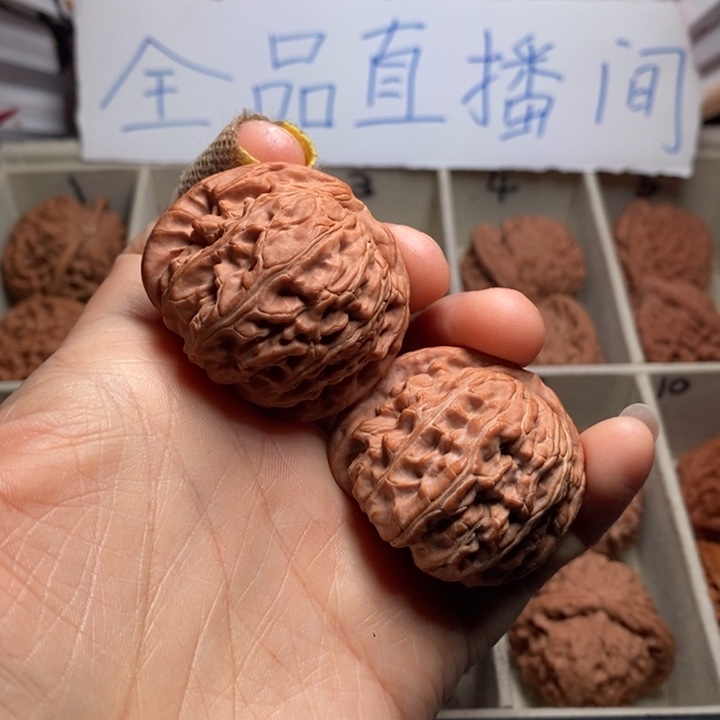 文玩核桃吊坠白狮子