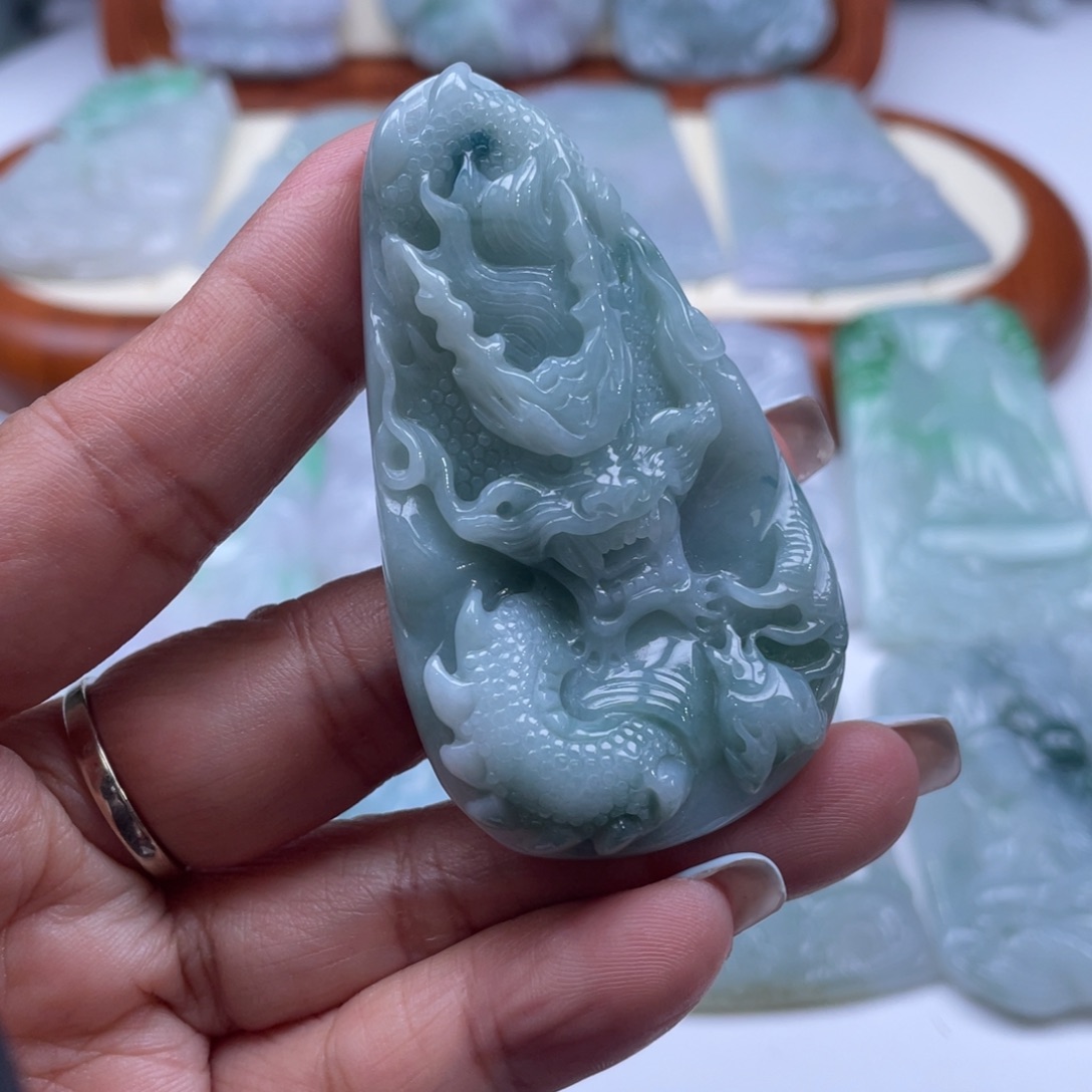 翡翠未镶嵌颈饰龙牌