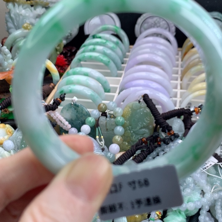 翡翠手镯未镶嵌吊坠