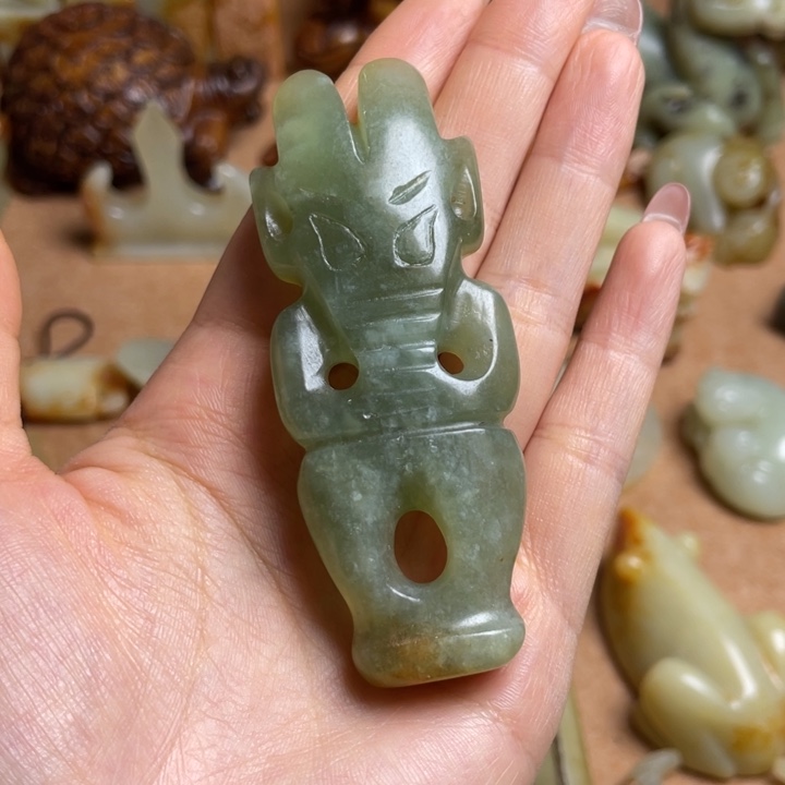 蛇纹石玉未镶嵌颈饰