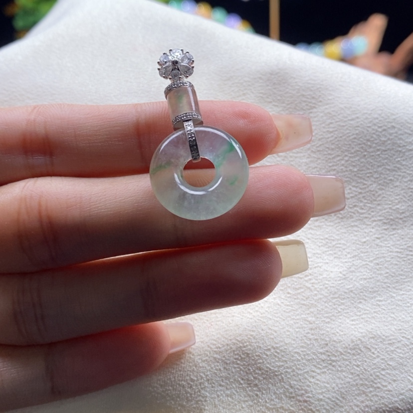 【闪购商品】翡翠颈饰18K金镶嵌高冰甜甜圈吊坠