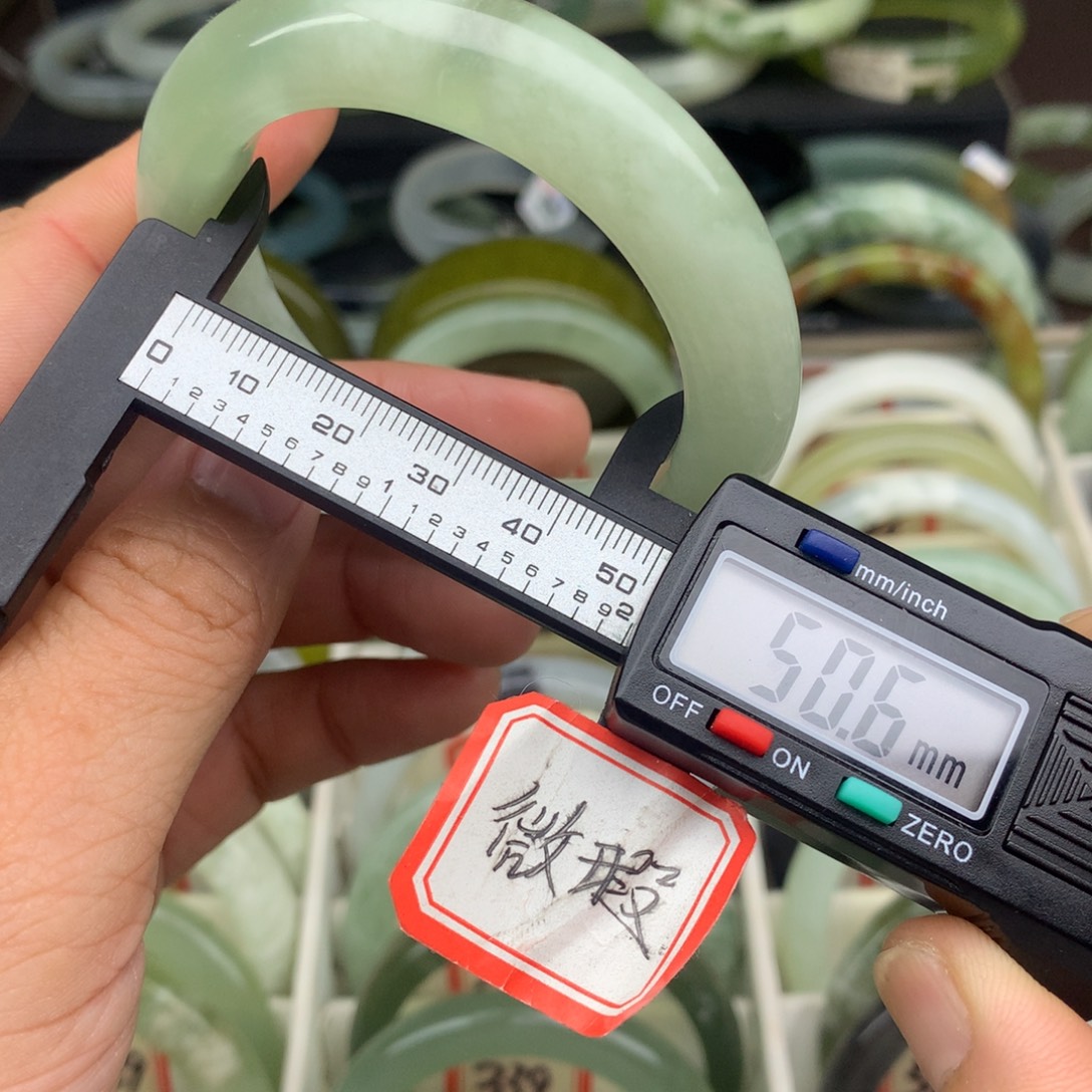 蛇纹石玉未镶嵌手镯333