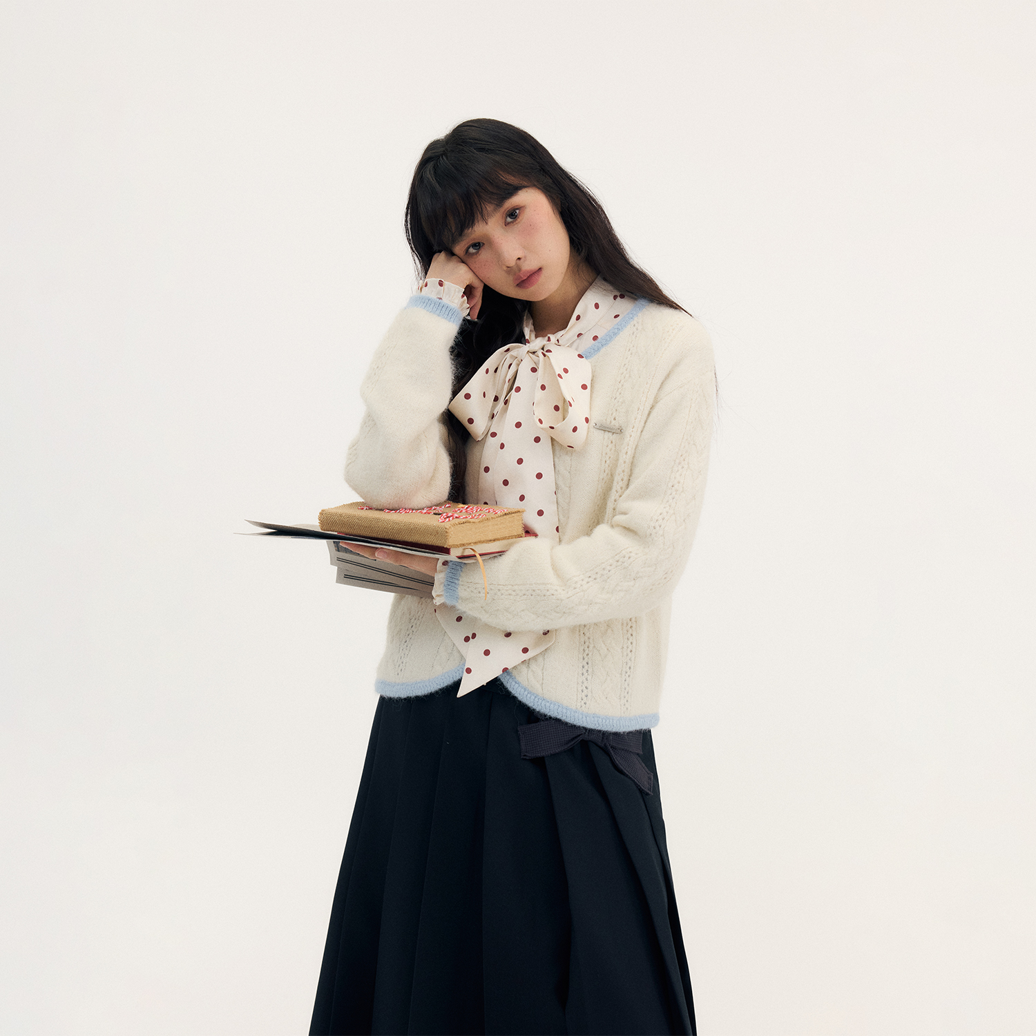 Amweird 25ss“夹心白巧”绞花镂空撞色针织少女感毛衣开衫早春