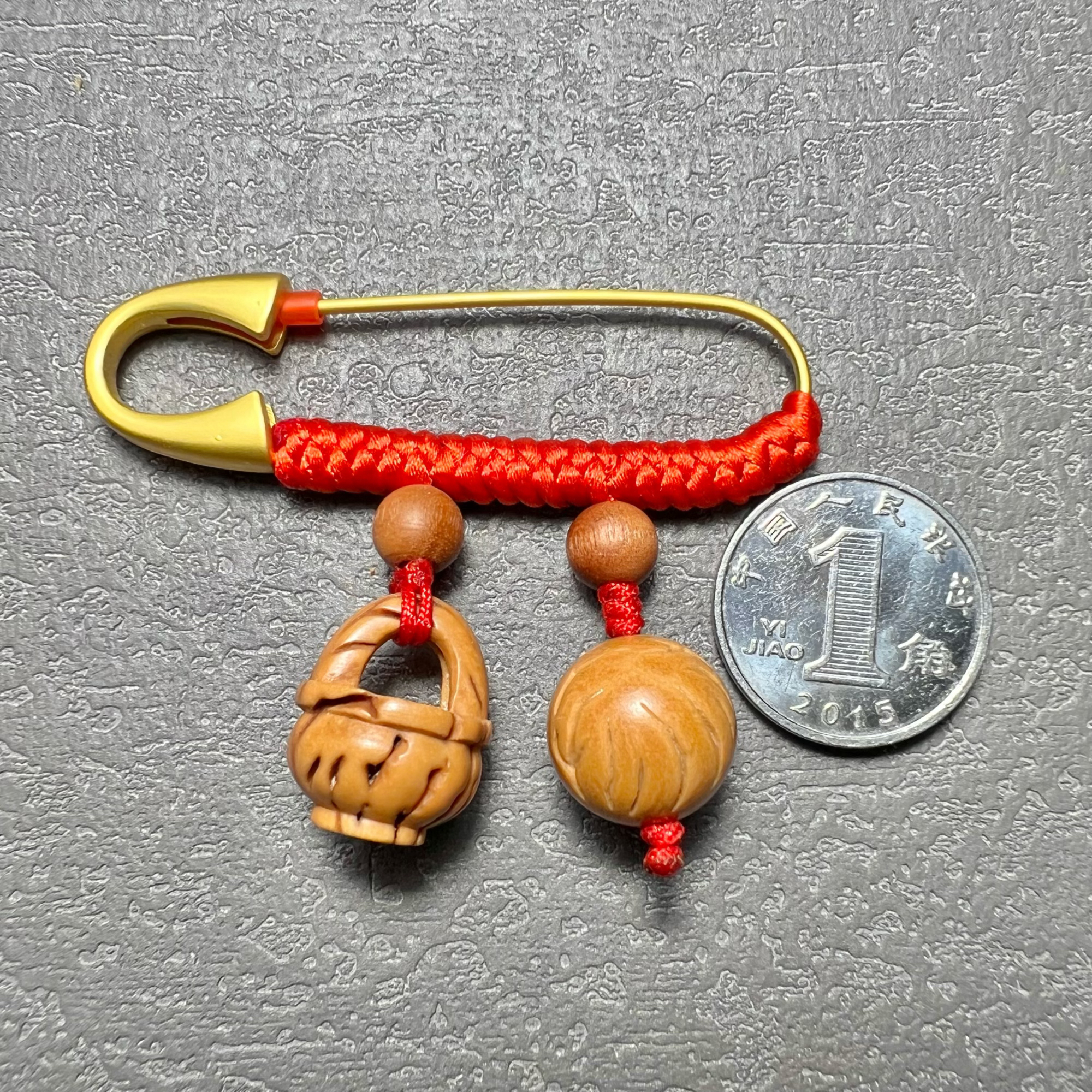 匠人吴【老式毛桃篮➕转运珠】编号0129野生桃核手工别针款