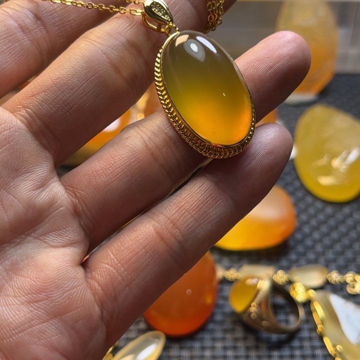 会***鼠石英质玉未镶嵌旦面