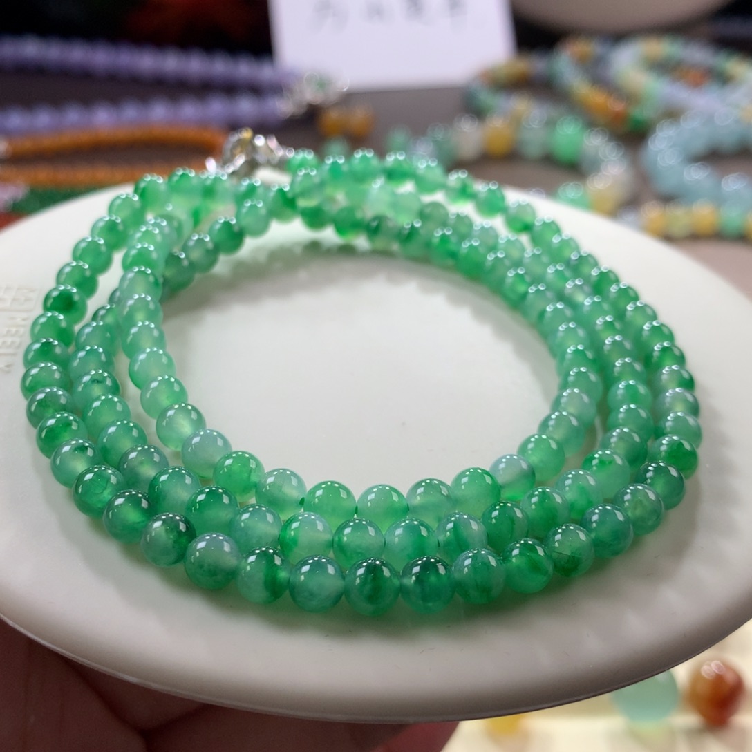 翡翠颈饰未镶嵌翡翠高冰甜绿飘花卡4.7+