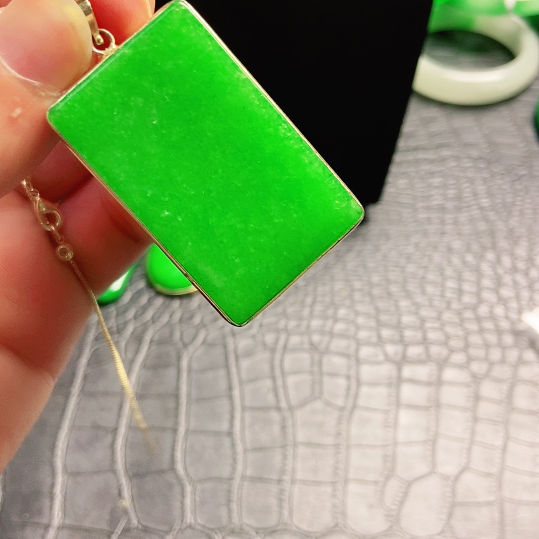 翡翠18K金镶嵌颈饰吊坠