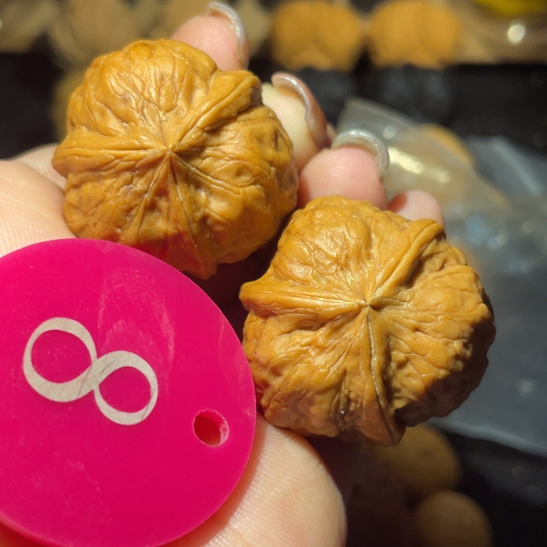 小***曦三棱31尺寸核桃。  