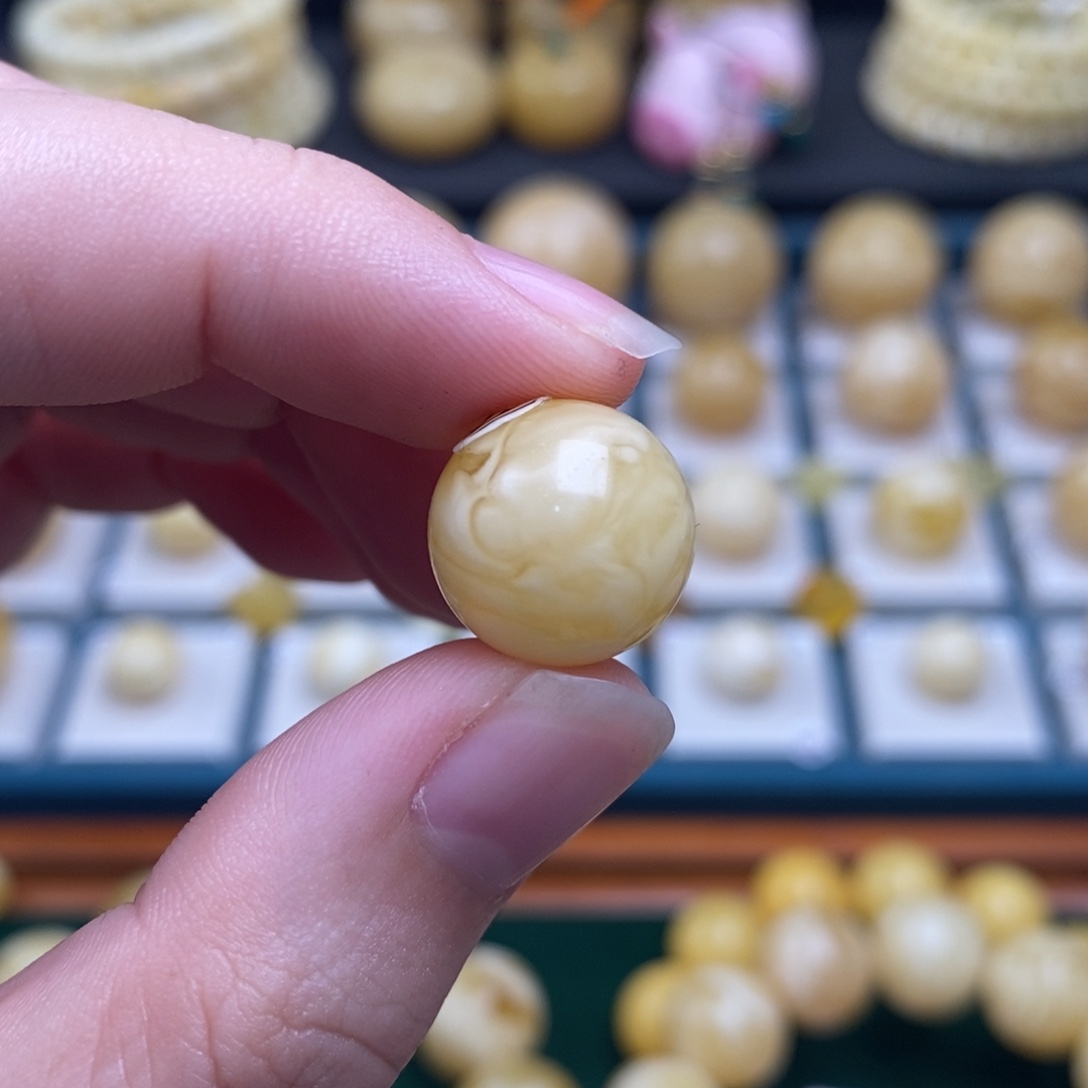 芒***赁蜜蜡未镶嵌珠宝奇石