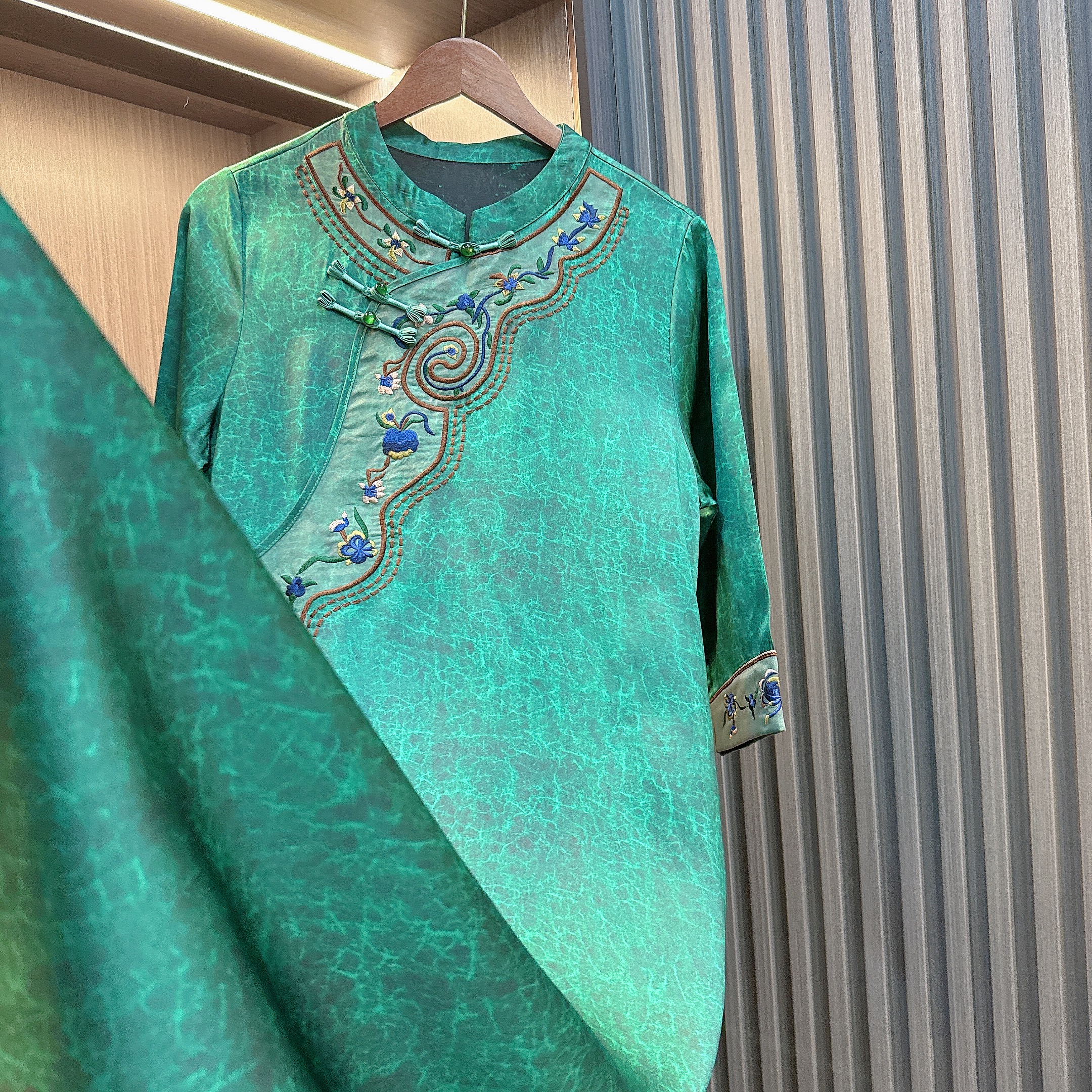 秋水-新中式国风立领斜襟重工刺绣连衣裙