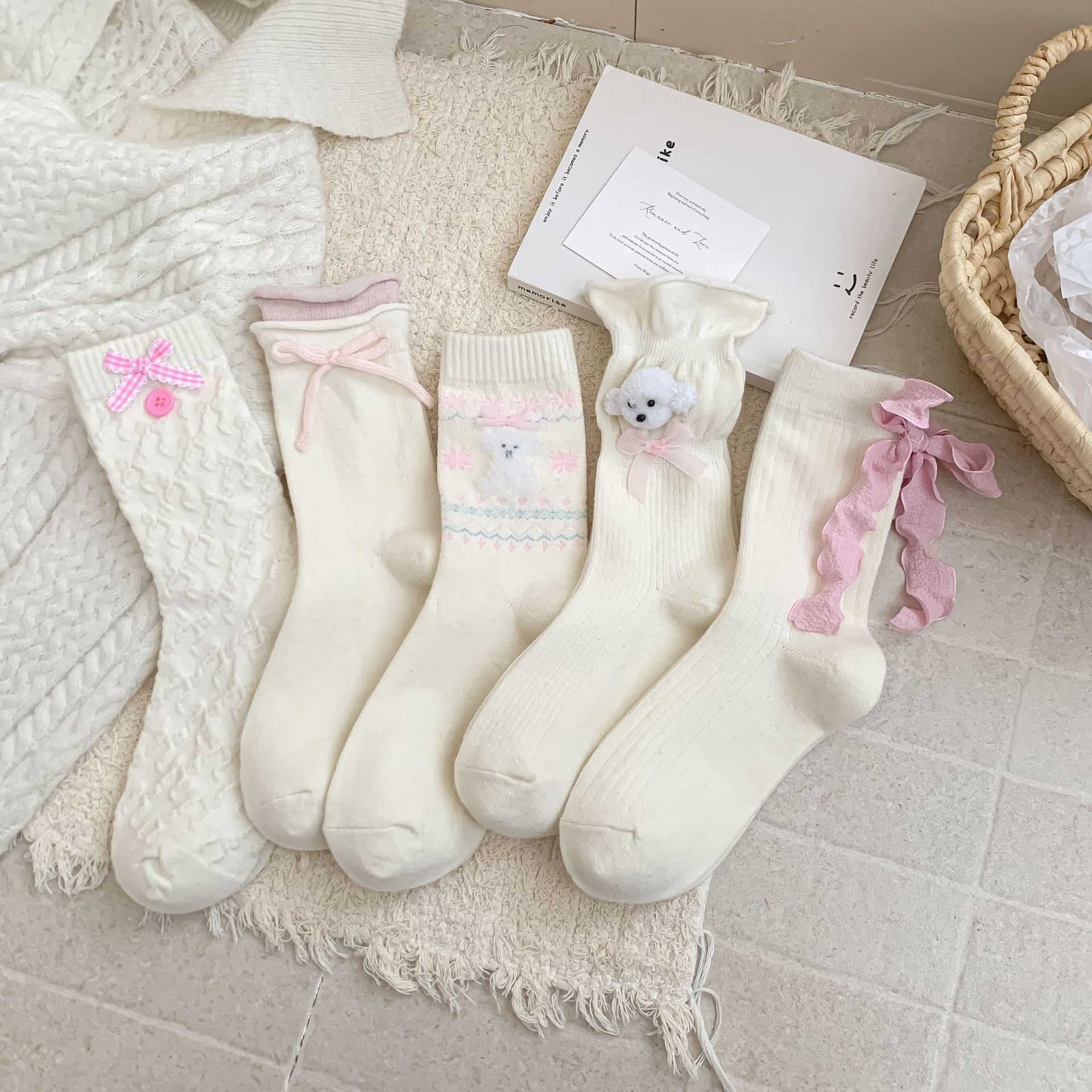秋冬新品花田兔暖绒袜子女中筒日系纯色花边蝴蝶保暖高颜值羊毛袜
