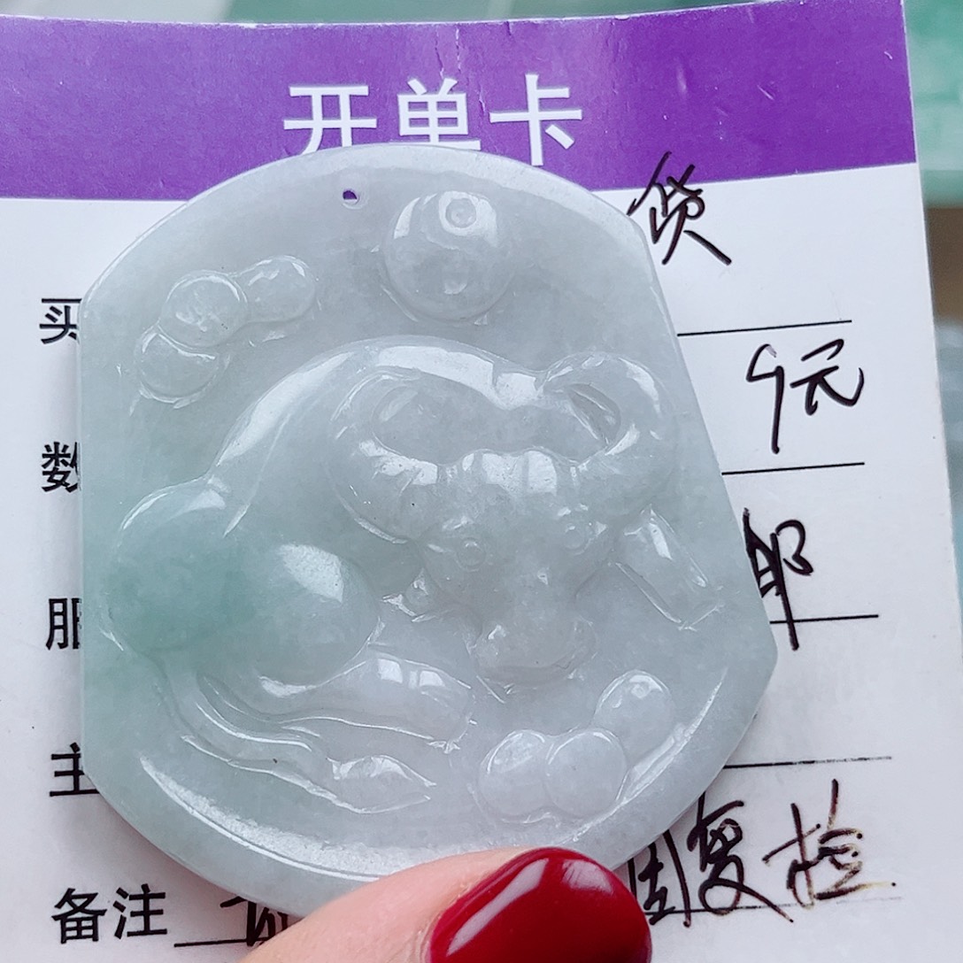 翡翠未镶嵌颈饰    