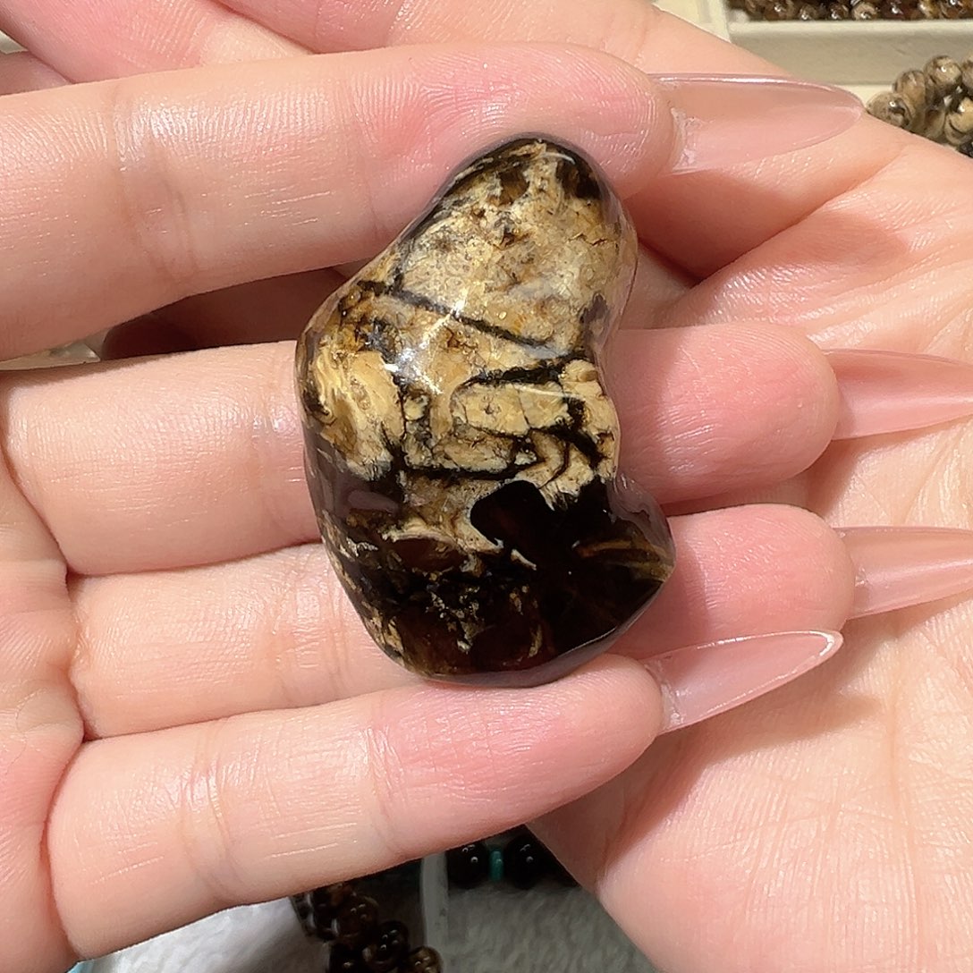 明***p琥珀未镶嵌裸石抚顺琥珀干白溶洞