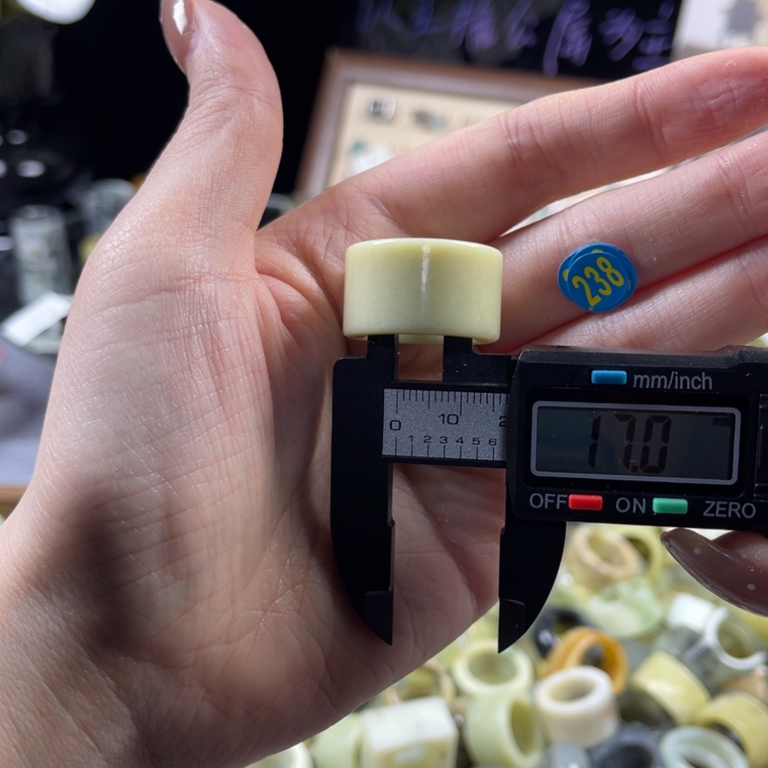 蛇纹石玉未镶嵌戒指