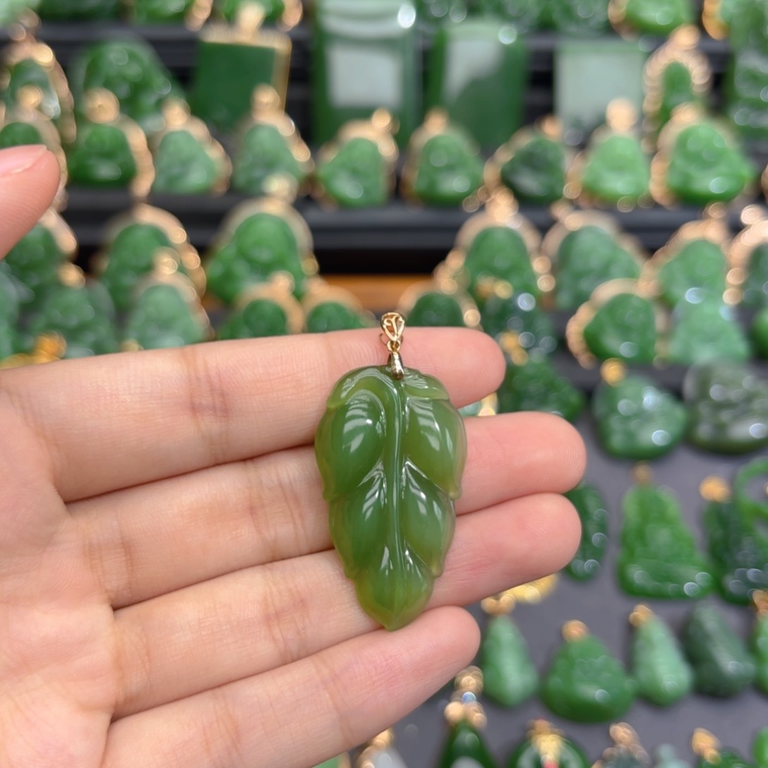 颈饰18K金镶嵌和田玉（碧玉）