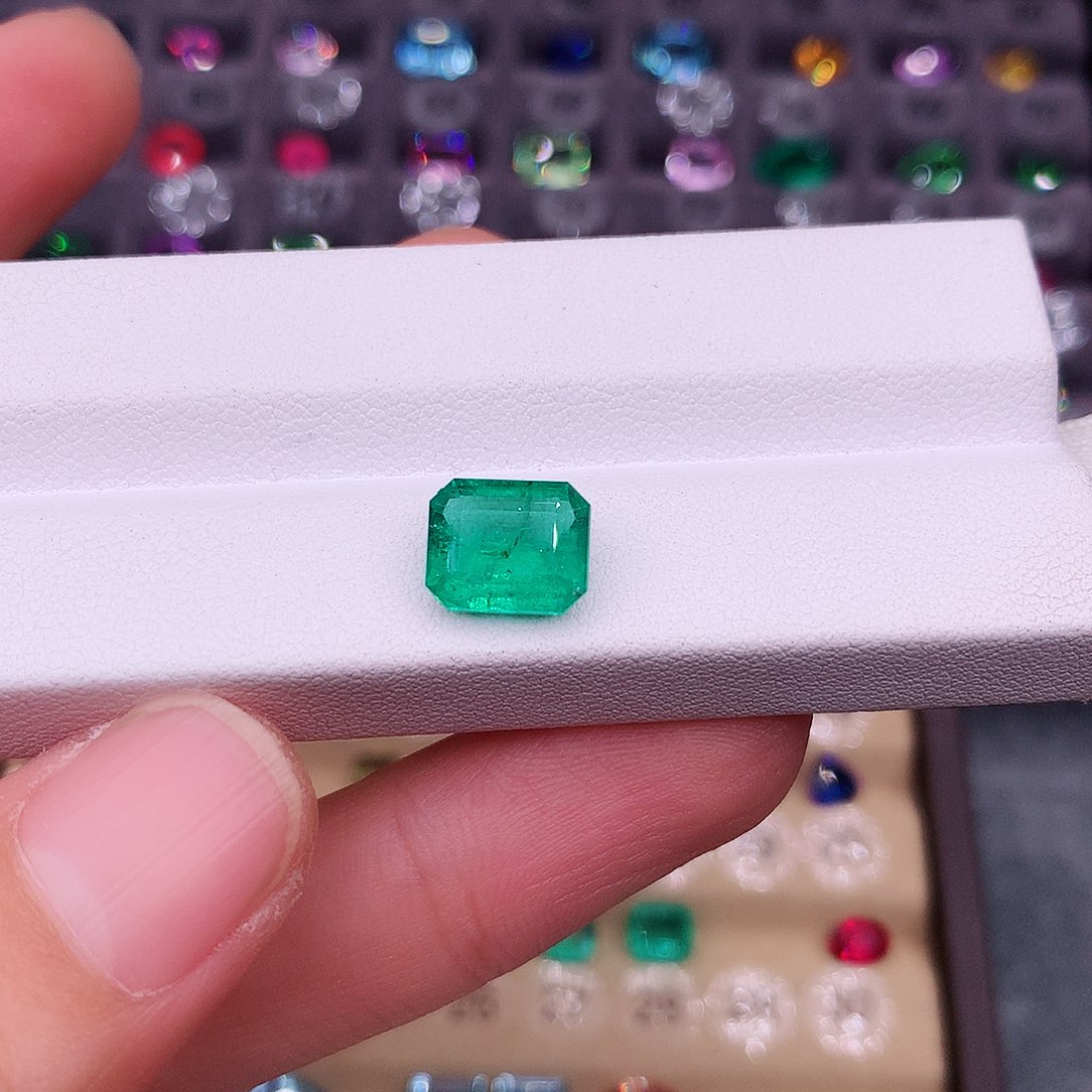 祖母绿裸石未镶嵌