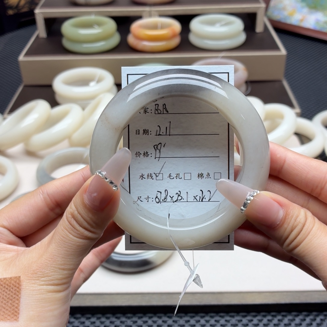 凡***凡石英岩玉未镶嵌手镯