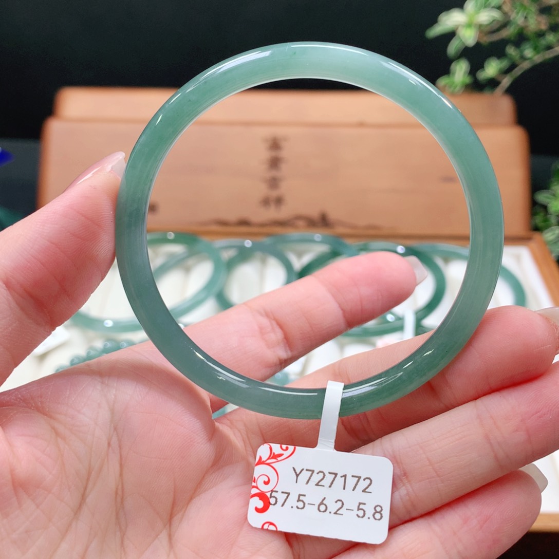 翡翠手镯未镶嵌天然