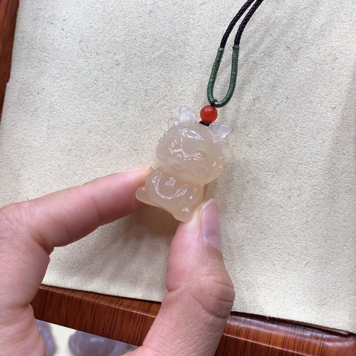 石英质玉颈饰合金