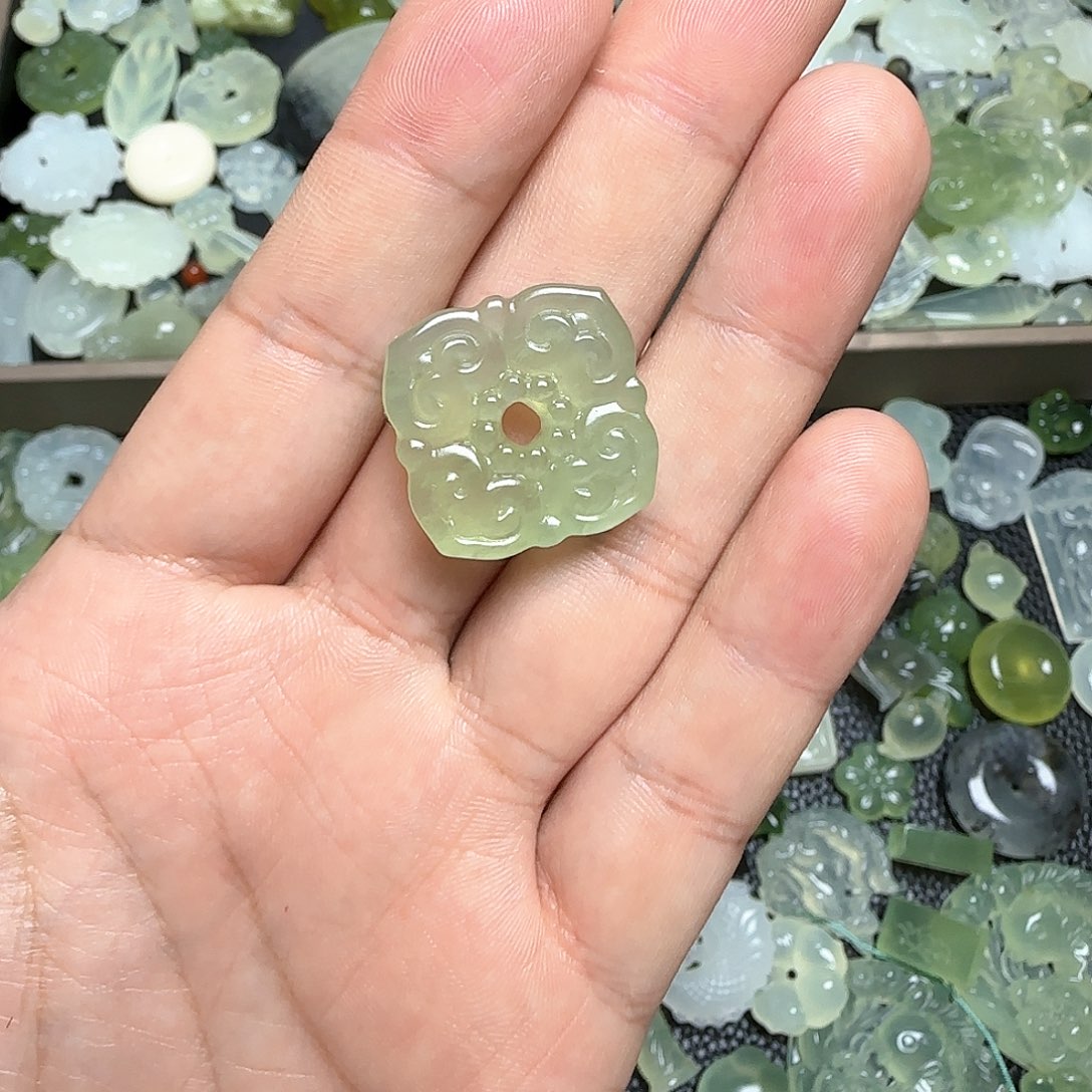 蛇纹石玉颈饰未镶嵌