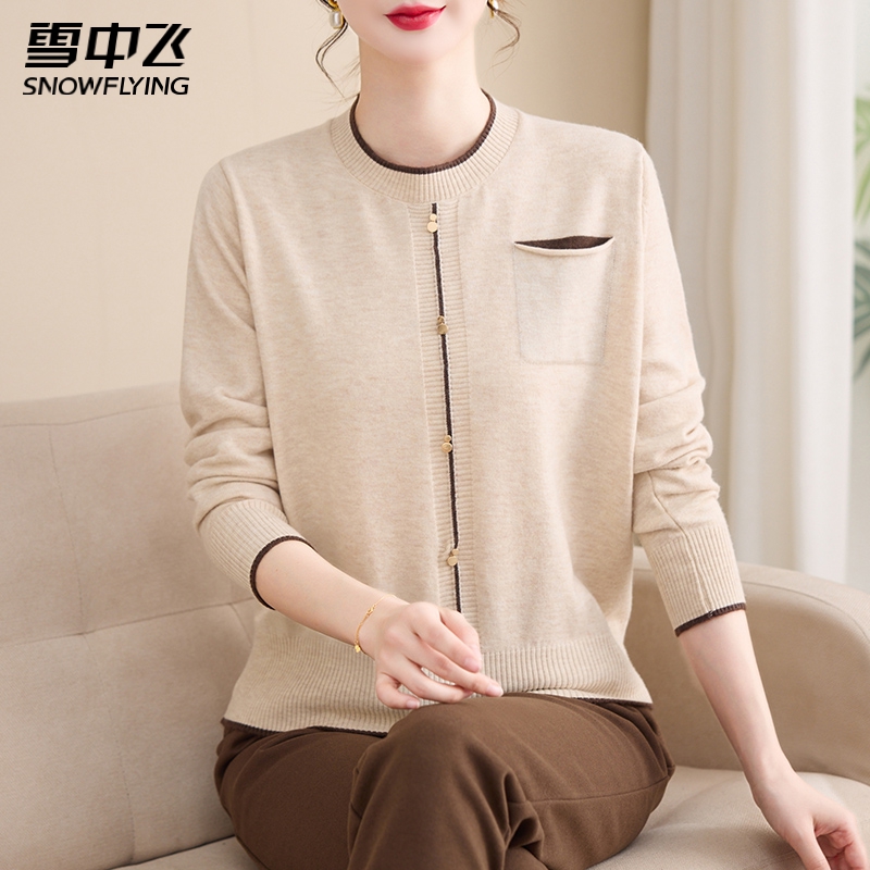 SNOW FLYING/雪中飞妈妈装春新款弹力毛衣气质圆领中老年针织衫女