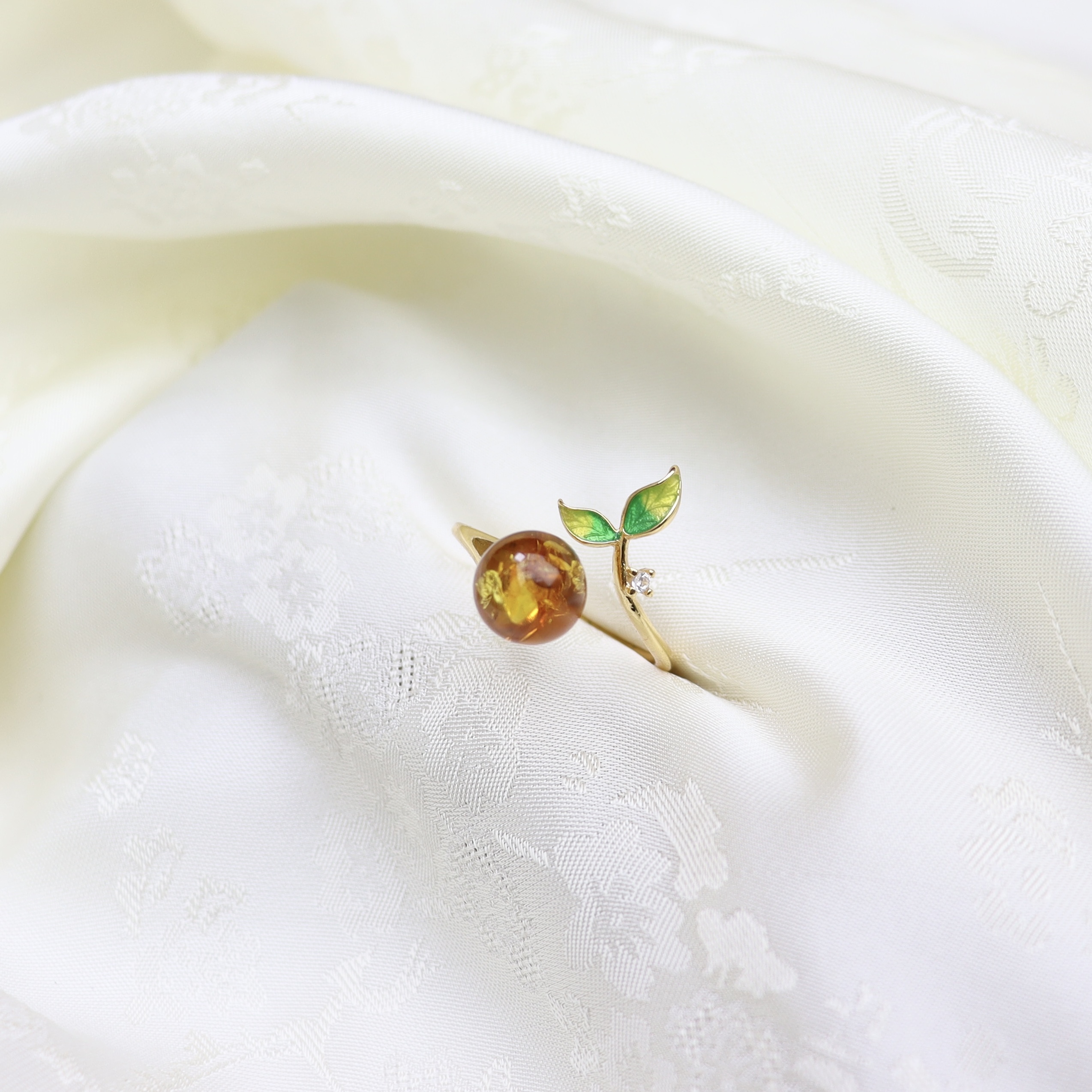 S925银镶嵌天然琥珀花珀圆珠叶子女款戒指手饰