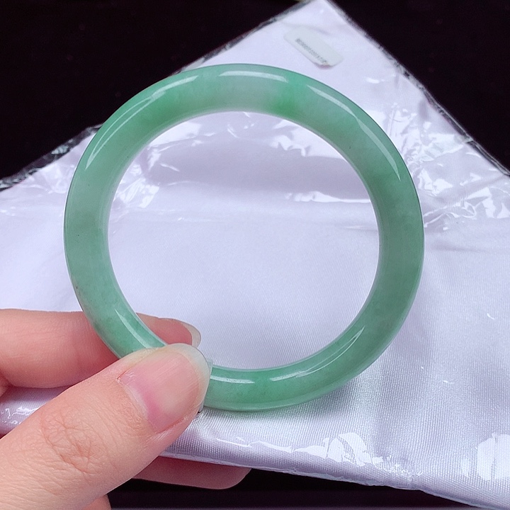 翡翠手镯未镶嵌翡翠