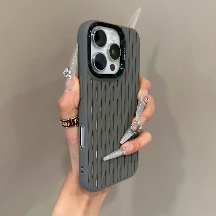 镂空高级黑栏栅壳适用苹果17手机壳iPhone16promax散热苹果手机壳