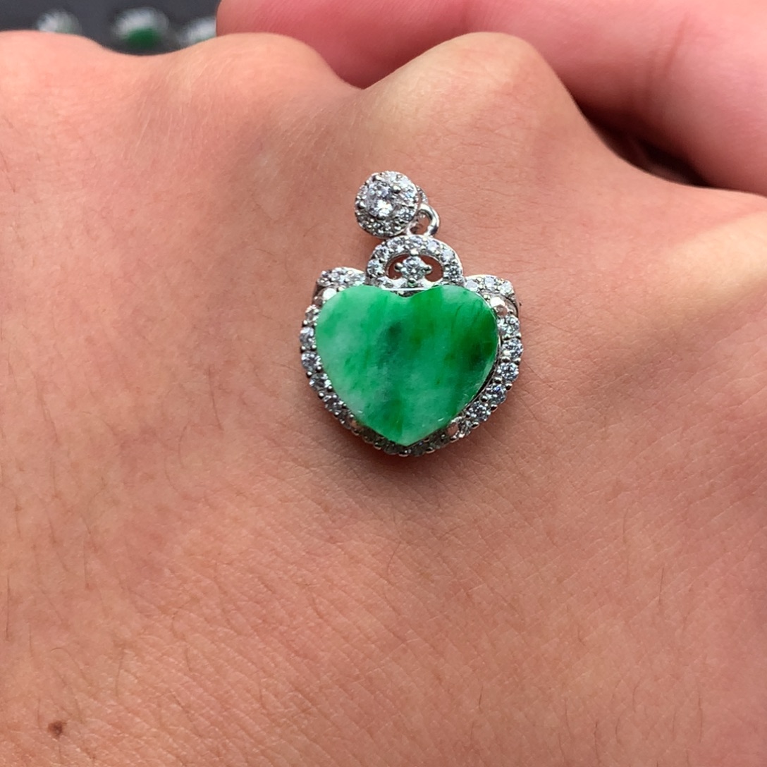 翡翠未镶嵌颈饰你是