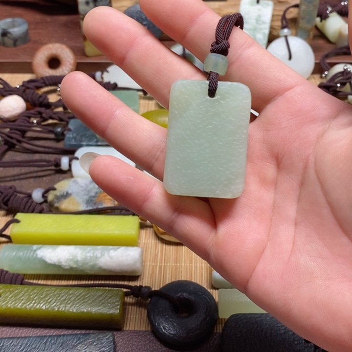 蛇纹石玉挂件未镶嵌