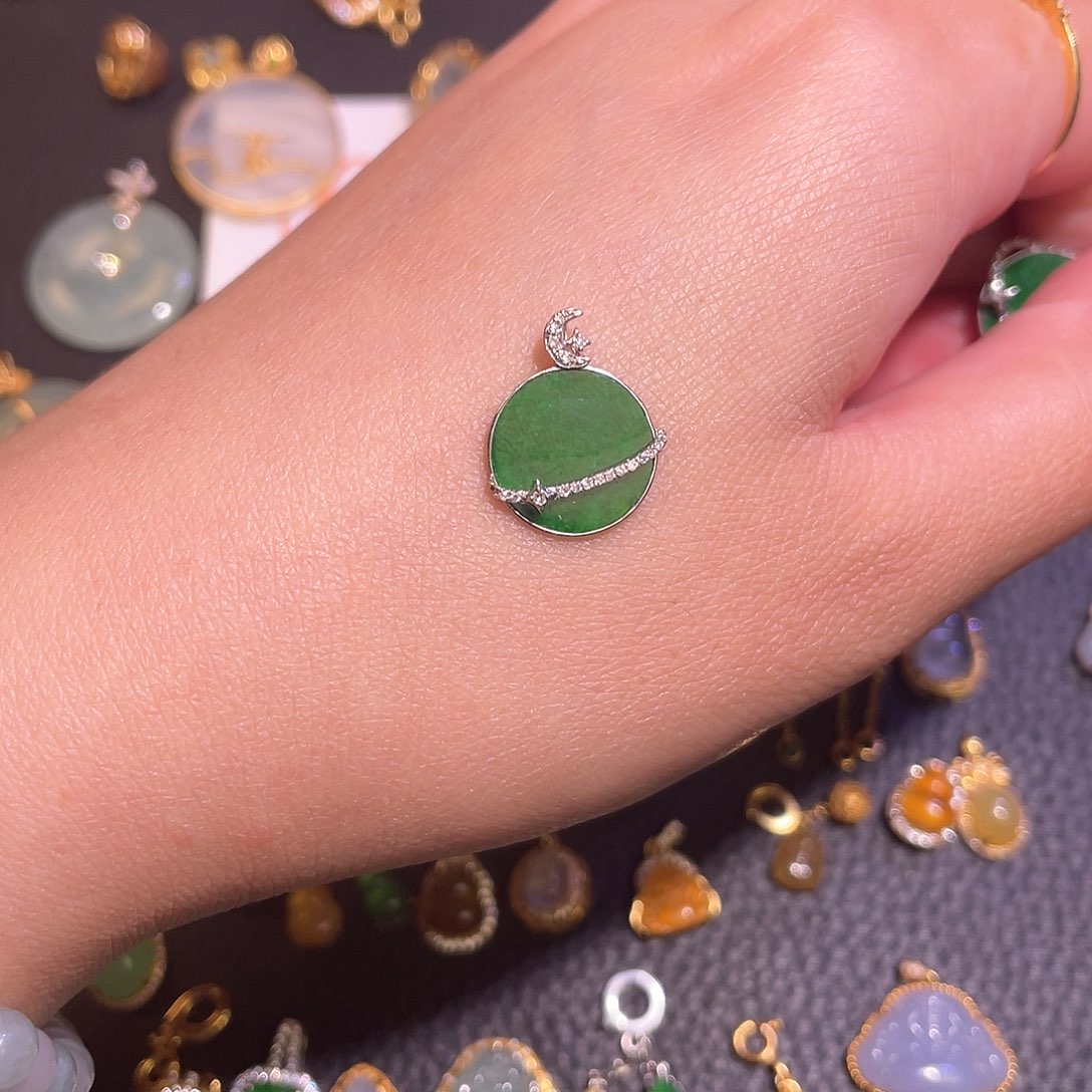 范***丽翡翠18K金镶嵌颈饰翡翠