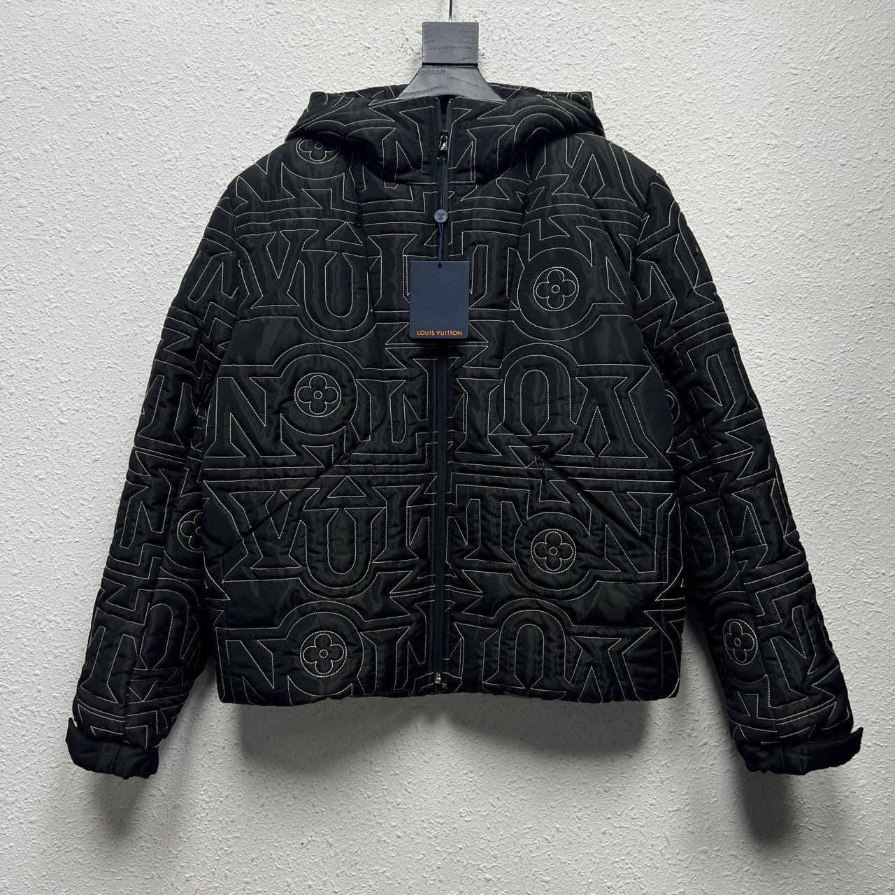 99新 LouisVuitton/路易威登 黑色字母压纹羽绒夹克 46码 DY11568