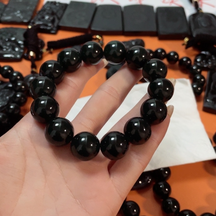 翡翠颈饰未镶嵌小*