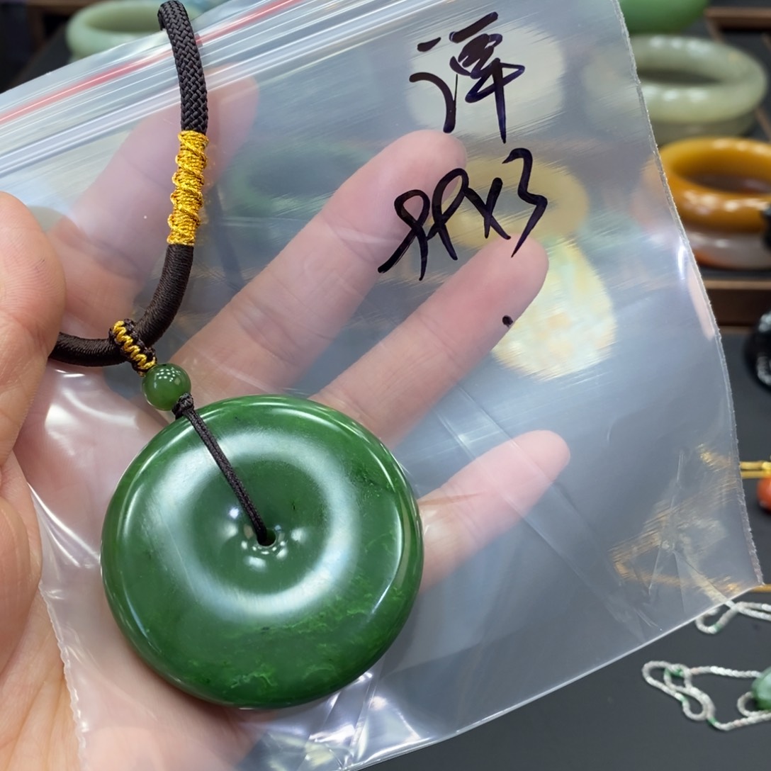 谭***婴和田玉未镶嵌颈饰