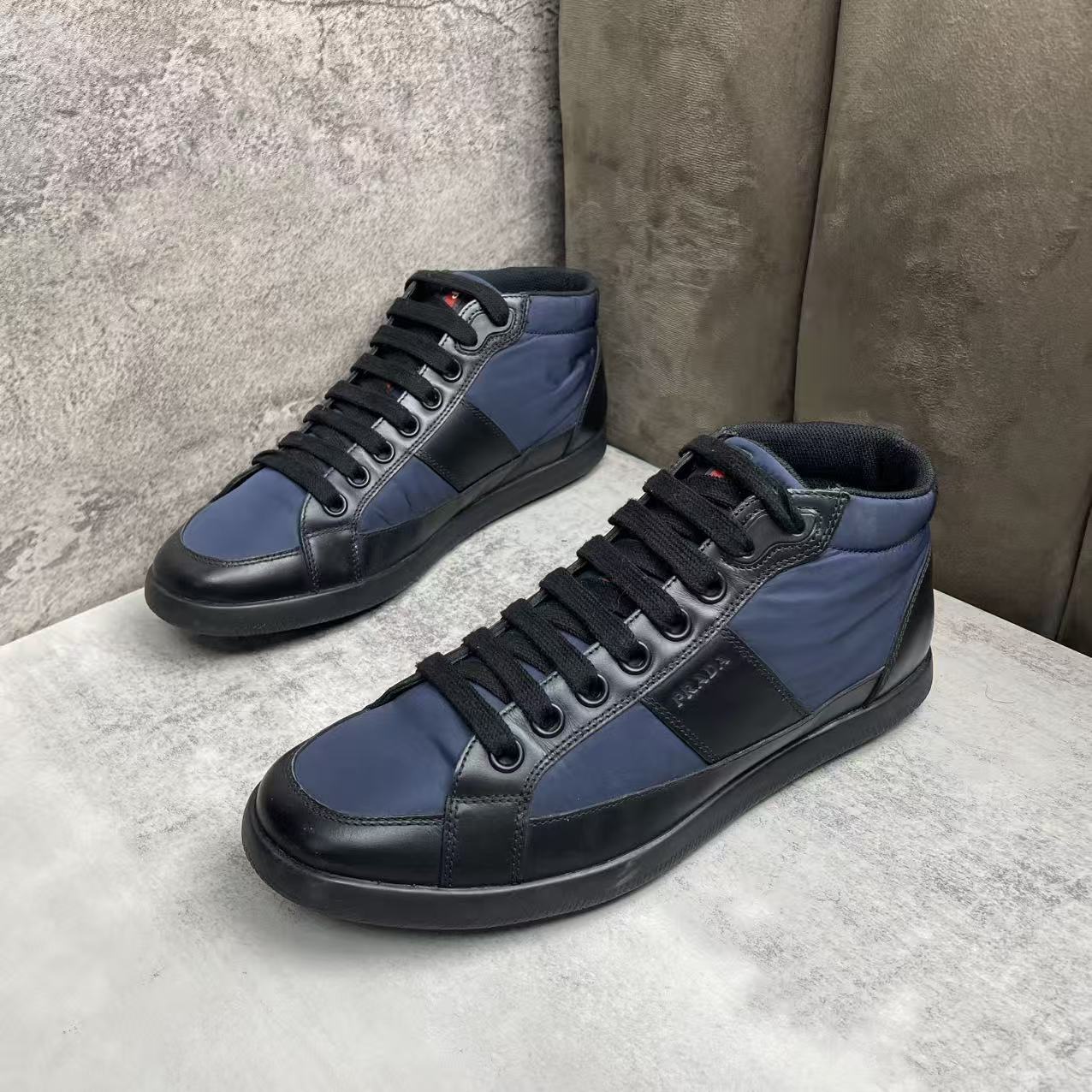 95新 Prada/普拉达 黑蓝色皮革尼龙拼接红标高帮板鞋/40码