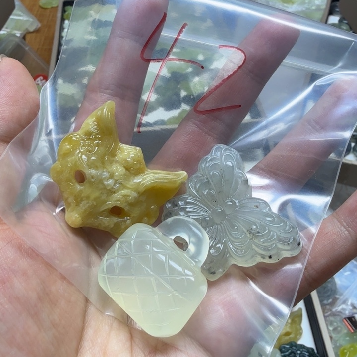 透闪石-蛇纹石玉吊坠未镶嵌