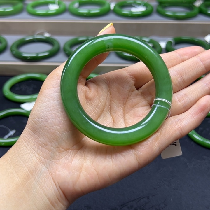 和田玉（碧玉）手镯未镶嵌荧光绿