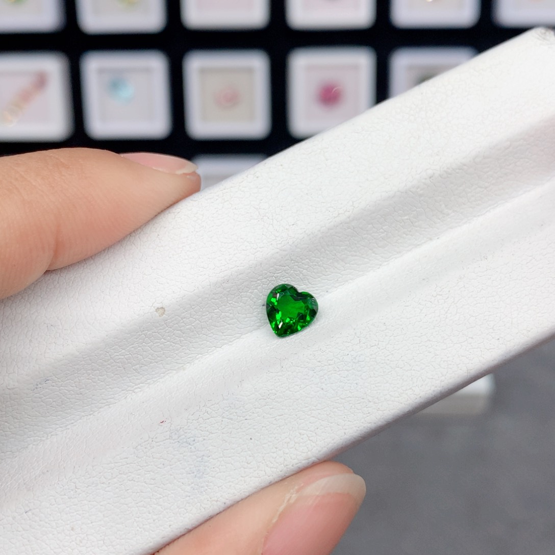 透辉石裸石未镶嵌6*6mm爱心