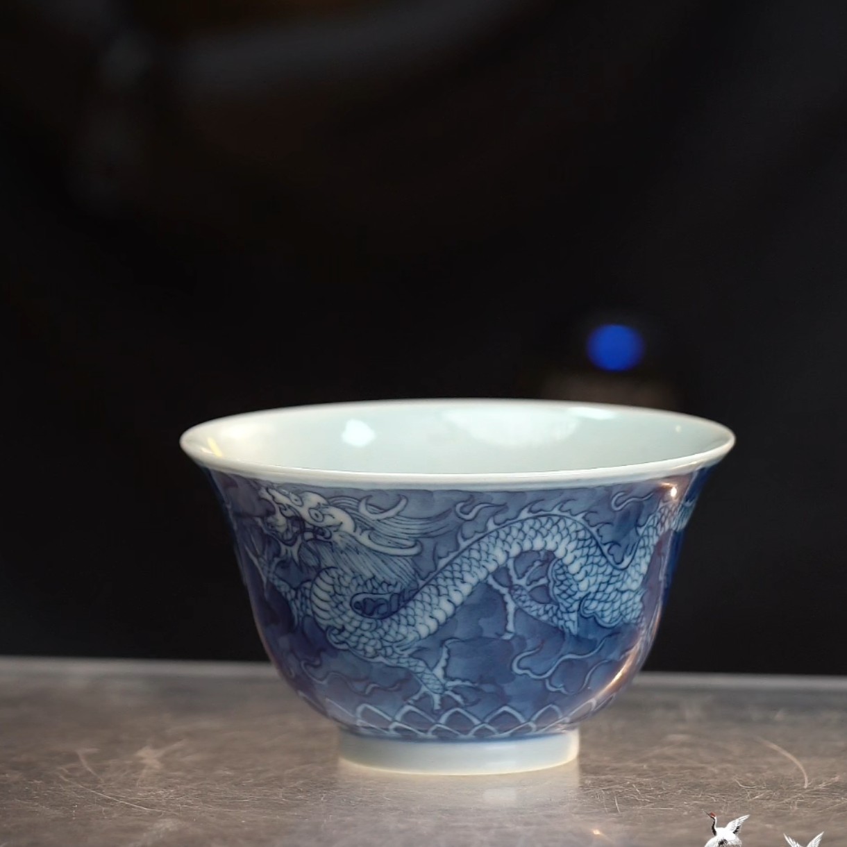 青花留白海水龙纹杯